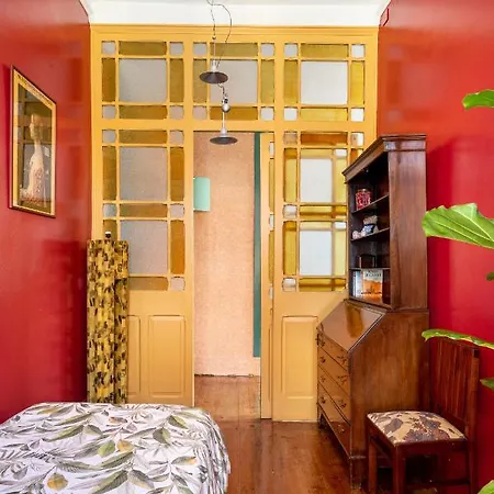Joivy Vibrant 3-bed With Balcony Lisbon