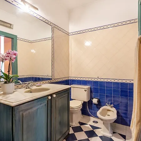Apartment Joivy Vibrant 3-bed With Balcony