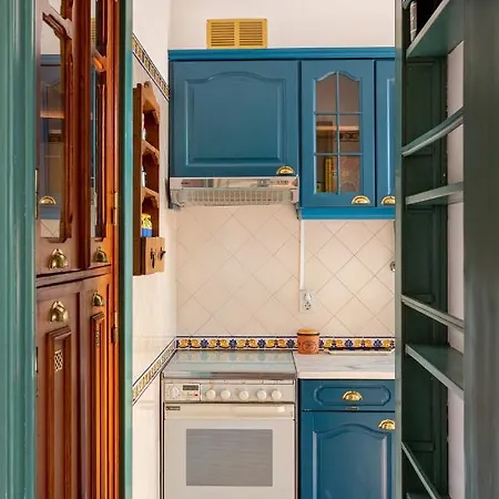 Joivy Vibrant 3-bed With Balcony Lisbon